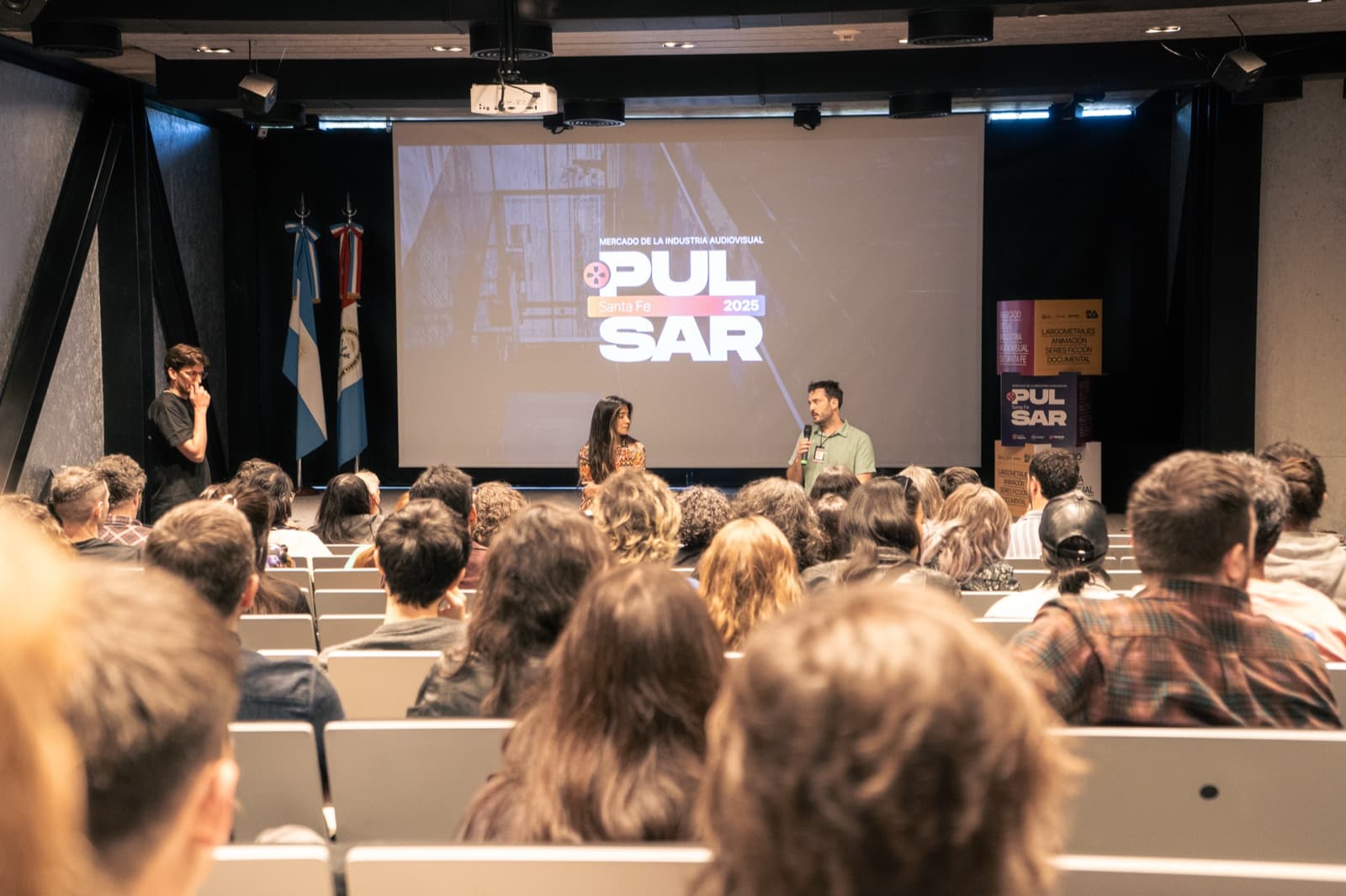 Sala de cine con público frente a la pantalla durante una función de la Muestra Audiovisual de PULSAR
